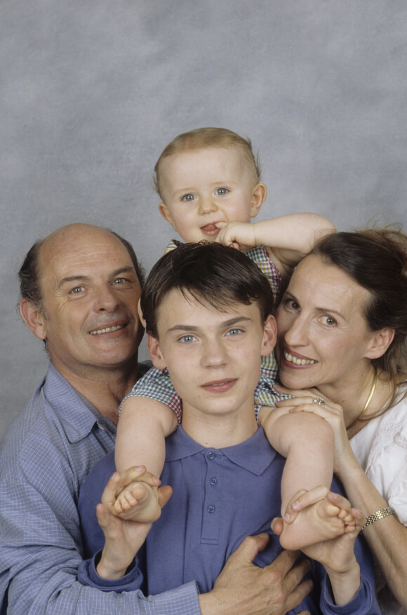 En France, à Meudon, Jean-François Stévenin posant avec sa femme Claire et leurs enfants Robinson et Pierre. Le 7 juin 1996.