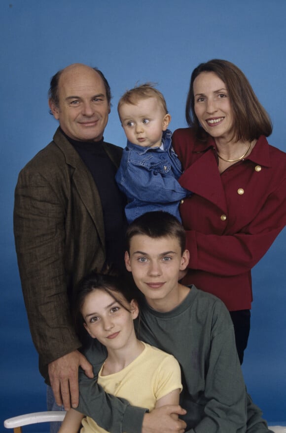 En France, Jean-François Stévenin avec sa femme Claire et leurs enfants Robinson, Pierre et Salomé. Le 14 juin 1996.