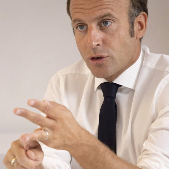 Le président Emmanuel Macron lors d'un conseil de défense à propos des événements du Niger en visioconférence depuis le Fort de Brégançon le 11 août 2020. © Syspeo / Pool / Bestimage