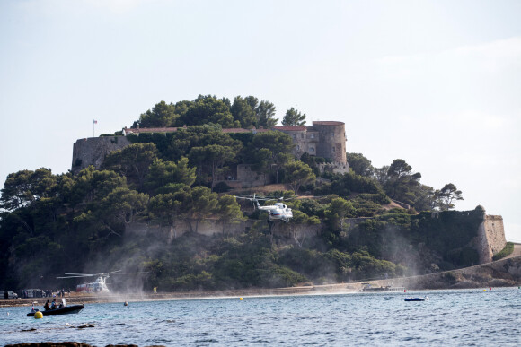 L'hélicoptère de Vladimir Poutine, président de la Fédération de Russie arrive au fort de Brégançon à Bormes-les-Mimosas le 19 Août 2019. © Jacovides-Moreau / Bestimage