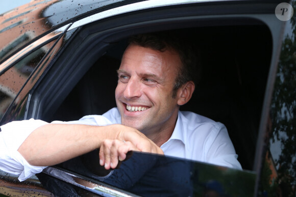 Semi-Exclusif - Le président de la république Emmanuel Macron est venu prendre un bain de foule surprise à Bormes-les-Mimosas, le 27 juillet 2019. © Luc Boutria / Nice Matin / Bestimage