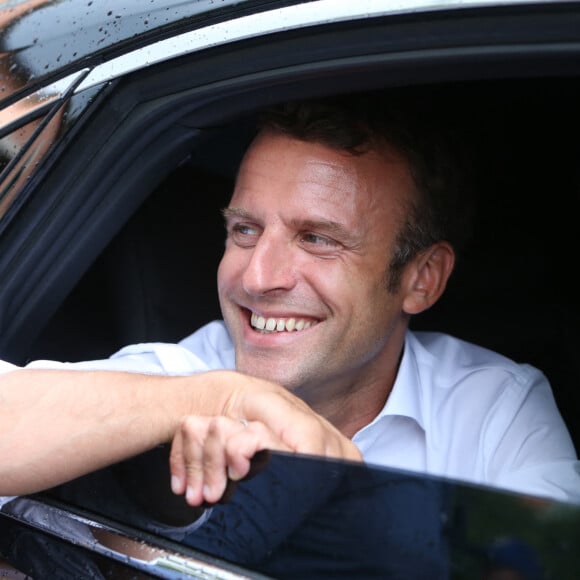 Semi-Exclusif - Le président de la république Emmanuel Macron est venu prendre un bain de foule surprise à Bormes-les-Mimosas, le 27 juillet 2019. © Luc Boutria / Nice Matin / Bestimage