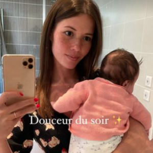 Emilie Broussouloux et son fils Noé (2 mois) font un câlin du soir.