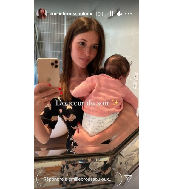 Emilie Broussouloux et son fils Noé (2 mois) font un câlin du soir.