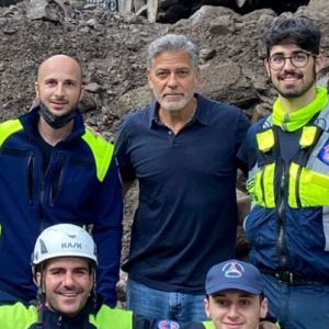 George Clooney auprès des secouristes et des sinistrés du lac de Côme, en Italie, à Laglio. @DAPRESS / SplashNews/ABACAPRESS.COM