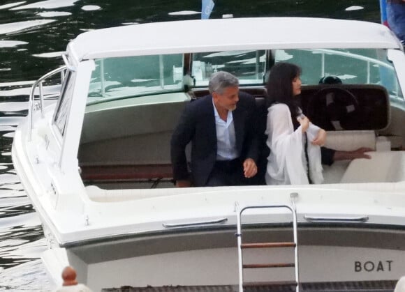 George Clooney et ses amis vont dîner à la pizzeria Villa D'Este à Cernobbio, Italie, le 10 juillet 2019.