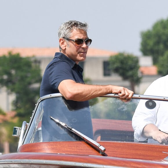 George Clooney et sa femme Amal Clooney sortent de leur hôtel, et prennent un bateau taxi pour se rendre dans un héliport pour s'envoler en hélicoptère de Venise, Italie, le 27 juin 2019.