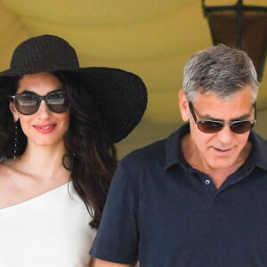 George Clooney et sa femme Amal Clooney sortent de leur hôtel, et prennent un bateau taxi pour se rendre dans un héliport pour s'envoler en hélicoptère de Venise, Italie, le 27 juin 2019.