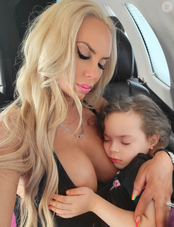 Coco Austin révèle qu'elle allaite toujours sa fille Chanel, âgée de 5 ans.