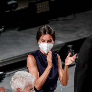 Judi Dench, la reine Letizia d'Espagne et Stephen Frears - La reine Letizia d'Espagne préside la cérémonie de clôture du "Atlantida Mallorca Film Festival" en présence de Judi Dench et Stephen Frears à Palma de Majorque, le 1er août 2021.