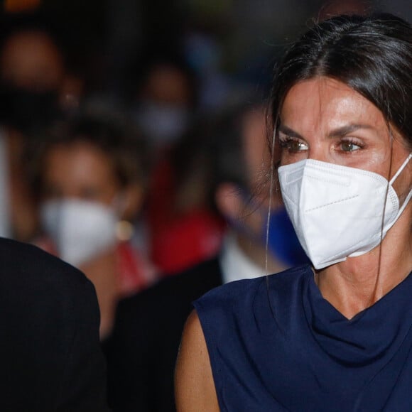 La reine Letizia d'Espagne préside la cérémonie de clôture du "Atlantida Mallorca Film Festival" en présence de Judi Dench et Stephen Frears à Palma de Majorque, le 1er août 2021.