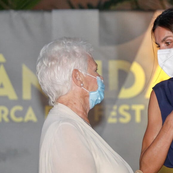 Judi Dench et la reine Letizia d'Espagne - La reine Letizia d'Espagne préside la cérémonie de clôture du "Atlantida Mallorca Film Festival" en présence de Judi Dench et Stephen Frears à Palma de Majorque, le 1er août 2021.