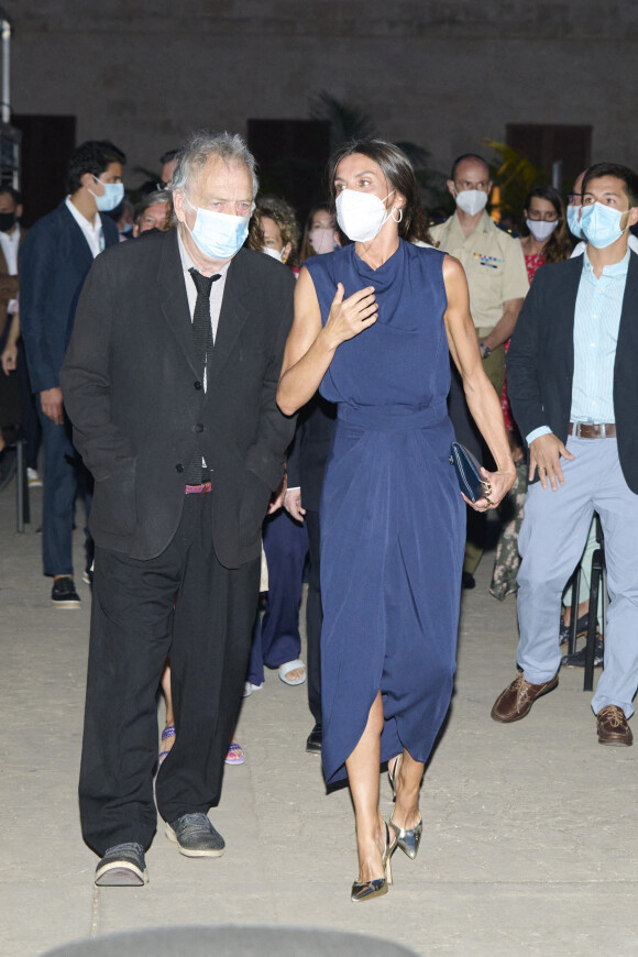 La reine Letizia d'Espagne , Stephen Frears - La reine Letizia d'Espagne préside la cérémonie de clôture du "Atlantida Mallorca Film Festival" en présence de Judi Dench et Stephen Frears à Palma de Majorque, le 1er août 2021.