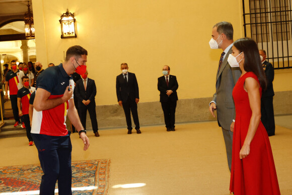 Le roi Felipe VI et la reine Letizia d'Espagne, reçoivent les athlètes au palais royal du Pardo, avant leur participation aux Jeux Olympiques de Tokyo (23 juillet-8 août 2021). Le 16 juillet 2021.