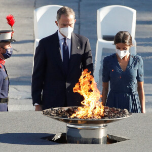 Le roi Felipe VI et la reine Letizia d'Espagne, rendent hommage aux victimes de la Covid-19 devant le palais royal à Madrid, le 15 juillet 2021, en présence de familles des disparus parmi les 700 invités.