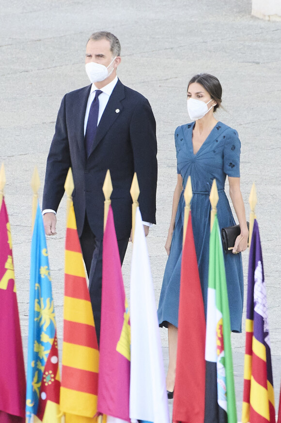 Le roi Felipe VI et la reine Letizia d'Espagne, rendent hommage aux victimes de la Covid-19 devant le palais royal à Madrid, le 15 juillet 2021, en présence de familles des disparus parmi les 700 invités.