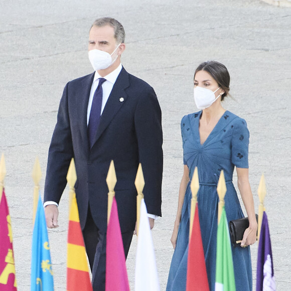 Le roi Felipe VI et la reine Letizia d'Espagne, rendent hommage aux victimes de la Covid-19 devant le palais royal à Madrid, le 15 juillet 2021, en présence de familles des disparus parmi les 700 invités.