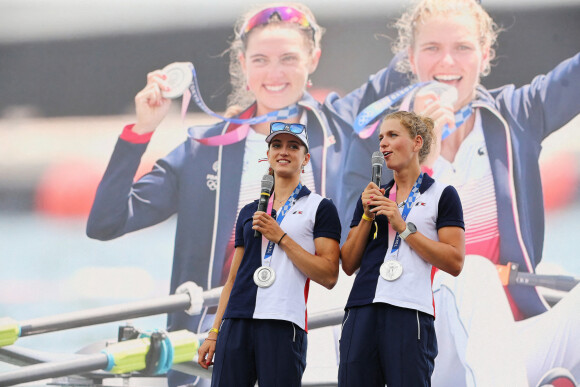 Laura Tarantola et Claire Bové, médaille d'argent en deux de couple poids léger en aviron, de retour à Paris après les jeux olympiques Tokyo 2020, sont de passage dans la fan zone du Trocadéro. Le 31 juillet 2021.