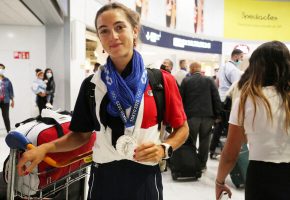 Exclusif - Claire Bové, médaille d'argent de l'épreuve d'aviron deux de couple poids léger avec L. Tarantola, est de retour à l'aéroport de Roissy à Paris, le 30 juillet 2021.