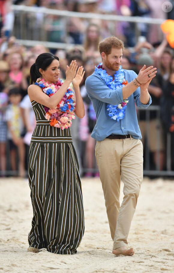 Le prince Harry, duc de Sussex, et Meghan Markle, duchesse de Sussex, enceinte, visitent la plage de Bondi Beach. Sydney, le 19 octobre 2018.