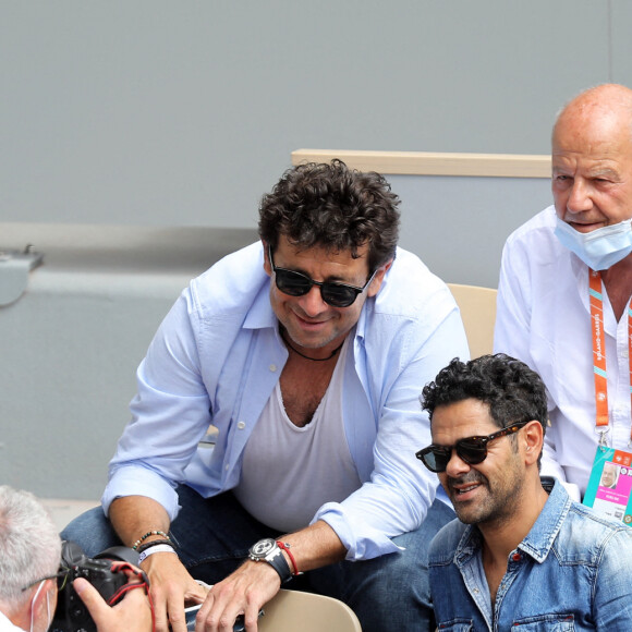 Fou rire dans la tribune de Roland Garros : Jamel Debbouze fait le show et perturbe le match en cours et l'arbitre . Jamel Debbouze, Patrick Bruel et Marc Ladreit de Lacharrière dans les tribunes des internationaux de France Roland Garros à Paris le 12 juin 2021. © Dominique Jacovides / Bestimage