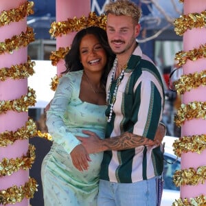 Christina Milian, enceinte, et son compagnon M Pokora (Matt) font la promotion de la marque "Beignet Box" de Christina sur un char lors d'une parade à Los Angeles le 10 avril 2021.