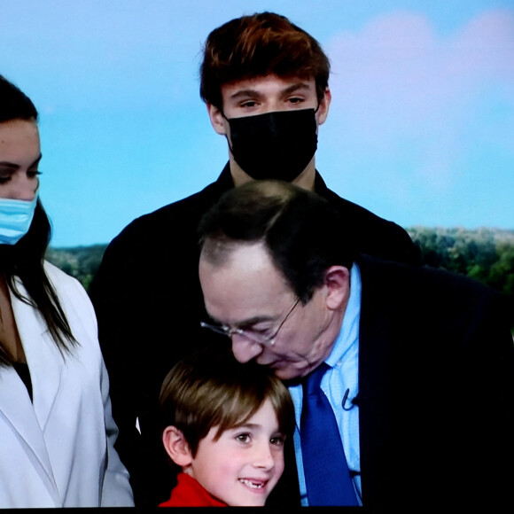 Sa famille, sa femme Nathalie Marquay, leur fils Tom Pernaut, Lou Pernaut et son petit Fils Léo - Dernier JT de Jean-Pierre Pernaut sur TF1 aprés 33 ans de présentation. Paris, le 18 Décembre 2020. © Dominique Jacovides / Bestimage