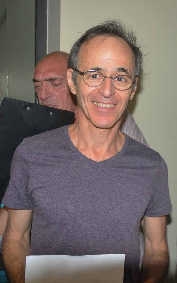 Jean-Jacques Goldman lors d'une vente aux enchères à l'occasion du 20ème anniversaire du spectacle "Les Vendanges du Coeur" à Ouveillan, près de Narbonne au profit des "Restos du Coeur", le 20 juillet 2014.
