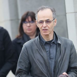 Jean-Jacques Goldman lors des obsèques de Véronique Colucci au cimetière communal de Montrouge