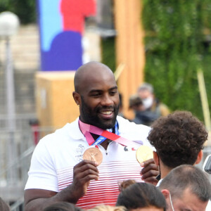 Teddy Riner et l'équipe de France olympique de judo (composée de Clarisse Agbegnenou, Madeleine Malonga, Romane Dicko, Sarah-Léonie Cysique, Amandine Buchard, Margaux Pinot, Axel Clerget, Alexandre Iddir et Guillaume Chaine) fêtent leur retour au Trocadéro à Paris, le 2 août 2021. © Veeren/Bestimage