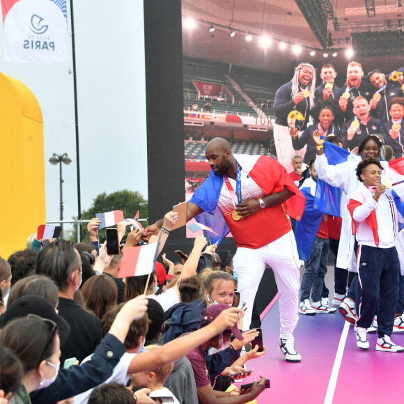 Teddy Riner et l'équipe de France olympique de judo (composée de Clarisse Agbegnenou, Madeleine Malonga, Romane Dicko, Sarah-Léonie Cysique, Amandine Buchard, Margaux Pinot, Axel Clerget, Alexandre Iddir et Guillaume Chaine) fêtent leur retour au Trocadéro à Paris, le 2 août 2021. © Veeren/Bestimage