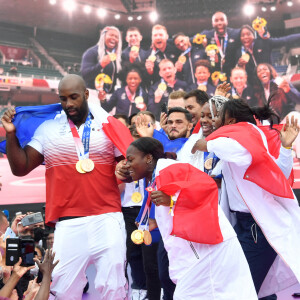 Teddy Riner et l'équipe de France olympique de judo (composée de Clarisse Agbegnenou, Madeleine Malonga, Romane Dicko, Sarah-Léonie Cysique, Amandine Buchard, Margaux Pinot, Axel Clerget, Alexandre Iddir et Guillaume Chaine) fêtent leur retour au Trocadéro à Paris, le 2 août 2021. © Veeren/Bestimage