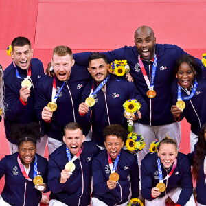 Teddy Riner et l'équipe de France olympique de judo fêtent leur médaille d'or au tournoi par équipe aux Jeux Olympiques de Tokyo. Paris, le 31 juillet 2021. © JB Autissier / JO Tokyo / Panoramic / Bestimage