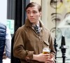 Exclusif - Rocco Ritchie boit une bière avec des amis à la taverne Fitzroy à Londres, le 24 mai 2018.