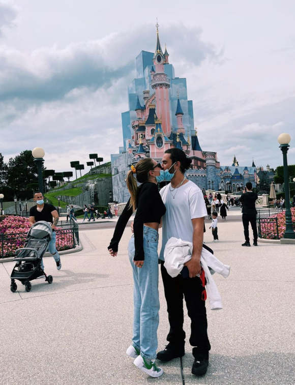 Thylane Blondeau et son petit ami Ben Attal à Disneyland Paris. Juin 2021.