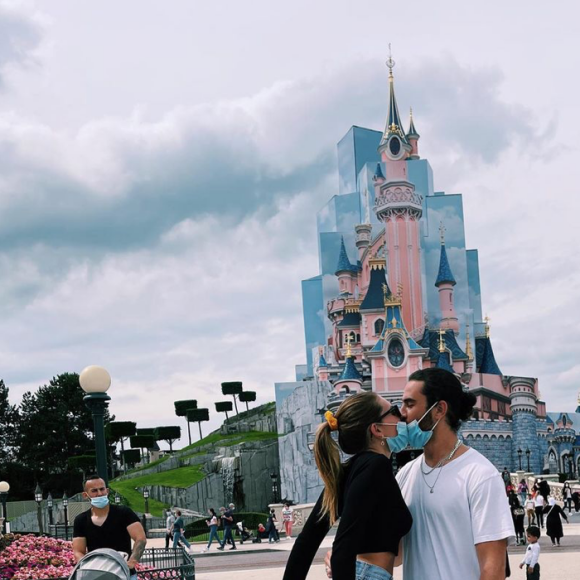 Thylane Blondeau et son petit ami Ben Attal à Disneyland Paris. Juin 2021.