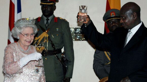 La reine Elizabeth et le président d'Ougando lors d'une réception à Entebbe