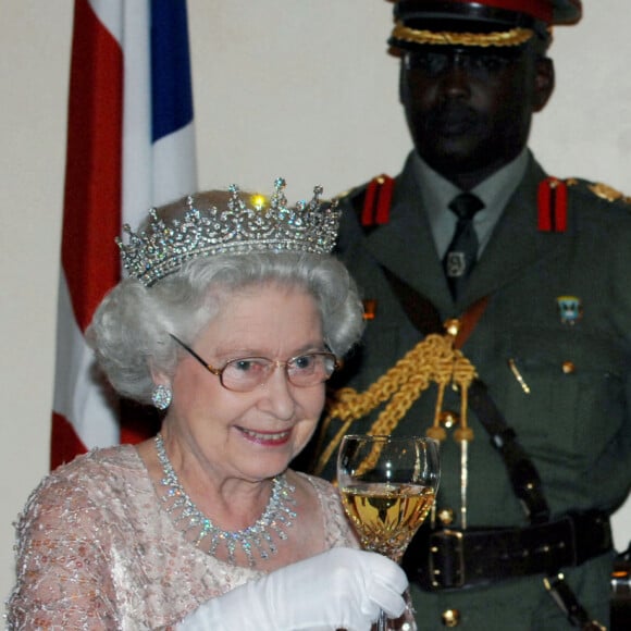 La reine Elizabeth et le président d'Ougando lors d'une réception à Entebbe