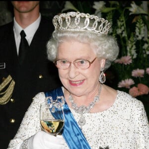 La reine Elizabeth lors du banquet d'Etat organisé en son honneur à Tallin, en Estonie, en 2006. 