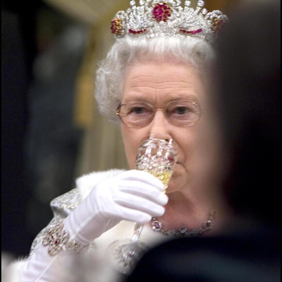 La reine Elizabeth lors du banquet organisé en son honneur en Slovénie, en 2008.