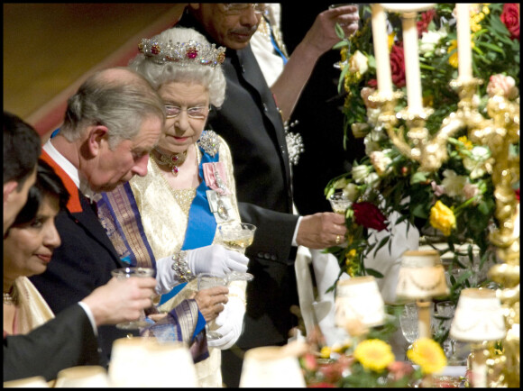 Le prince Charles et la reine Elizabeth II lors d'un dîner à Windsor, pour la visite de la présidente d'Inde Pratibha Patil, en 2009.