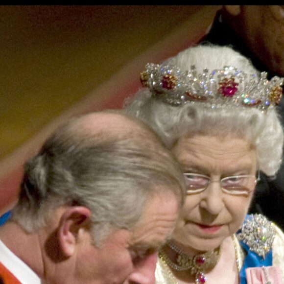 Le prince Charles et la reine Elizabeth II lors d'un dîner à Windsor, pour la visite de la présidente d'Inde Pratibha Patil, en 2009.