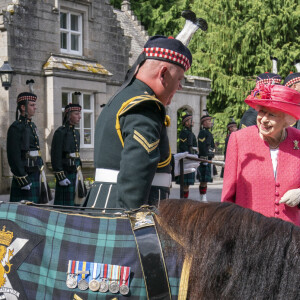 La reine Elisabeth II d'Angleterre lors d'une inspection des troupes de Balaklava Company, 5ème Bataillon du Régiment Royal d'Écosse à Balmoral, Royaume Uni, le 9 août 2021.