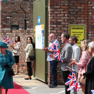 La reine Elisabeth II d'Angleterre visite le plateau de tournage de la série "Coronation Street" à Manchester, le 8 juillet 2021.