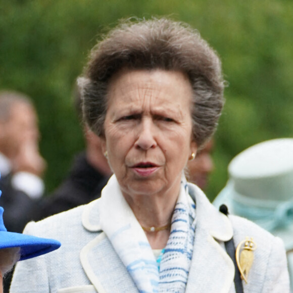 La reine Elisabeth II d'Angleterre et la princesse Anne visitent l'association "Children's Wood Project" à Glasgow, le 30 juin 2021.