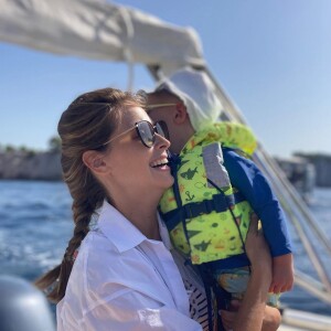 Ophélie Meunier et son fils Joseph, 2 ans, en bord de mer.