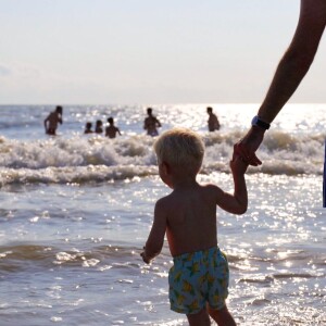 Le petit Joseph, 2 ans, à la plage avec ses parents.