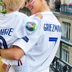 Ophélie Meunier et son petit supporter dans les bras.