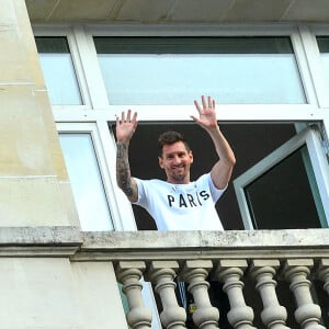 Lionel Messi, sa femme Antonella Roccuzzo et leurs enfants Thiago et Mateo saluent les nombreux fans du PSG sur la terrasse de leur balcon à l'hôtel Royal Monceau à Parisle 10 août 2021. Lionel Messi est officiellement un joueur du PSG. © Pierre Perusseau/Bestimage