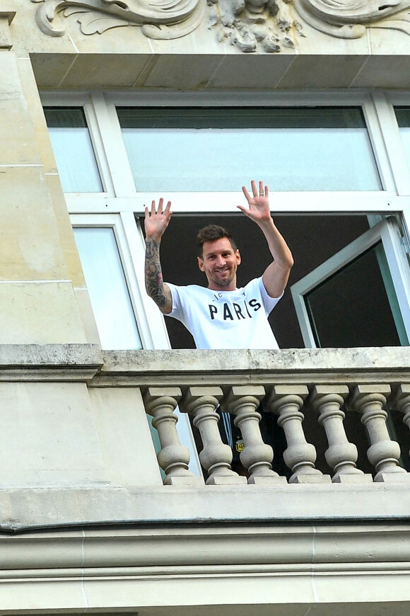 Lionel Messi, sa femme Antonella Roccuzzo et leurs enfants Thiago et Mateo saluent les nombreux fans du PSG sur la terrasse de leur balcon à l'hôtel Royal Monceau à Parisle 10 août 2021. Lionel Messi est officiellement un joueur du PSG. © Pierre Perusseau/Bestimage